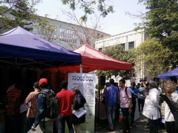 ಮಳಿಗೆಗಳತ್ತ ಸಾರ್ವಜನಿಕರು ಮಳಿಗೆಗಳತ್ತ ಸಾರ್ವಜನಿಕರು