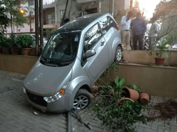 A car accident infront of Oneindia Office bengaluru A car accident infront of Oneindia Office bengaluru