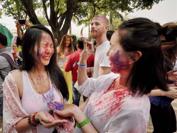 ಬಣ್ಣಕ್ಕಿಲ್ಲ ದೇಶ