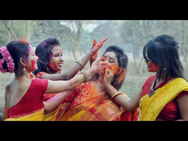 ಬಣ್ಣದೋಕುಳಿಯಲ್ಲಿ ಸೀರೆ ಉಟ್ಟ ನೀರೆ