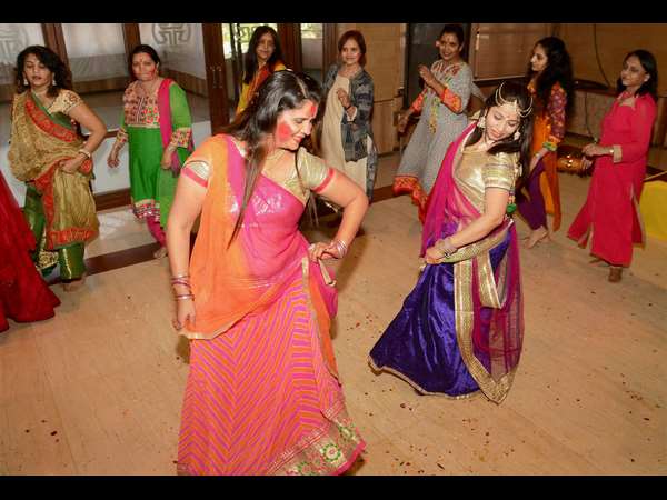 ಬಣ್ಣದೊಂದಿಗೆ ಹೆಜ್ಜೆ