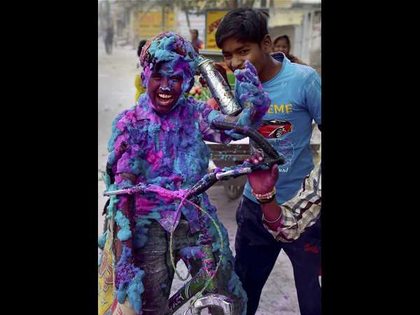 ವರ್ಣಮಯ ಈ ಲೋಕವೆಲ್ಲ...