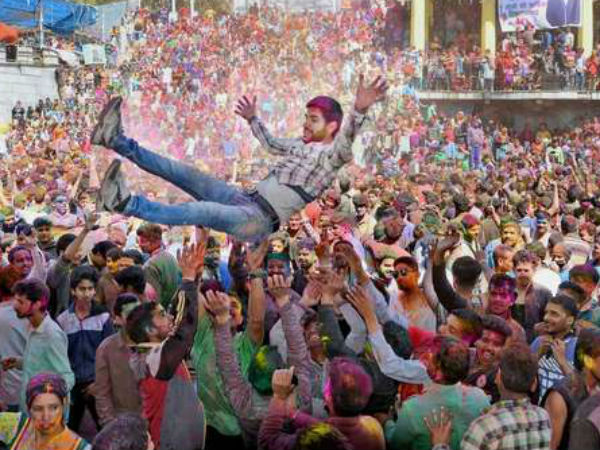 ಬಾನೆತ್ತರದಲ್ಲಿ ರಂಗುಚೆಲ್ಲಿ...