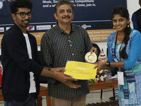 ಸಾಮಾಜಿಕ ಮಾಧ್ಯಮದಿಂದ ಹೊರಬನ್ನಿ ಸಾಮಾಜಿಕ ಮಾಧ್ಯಮದಿಂದ ಹೊರಬನ್ನಿ