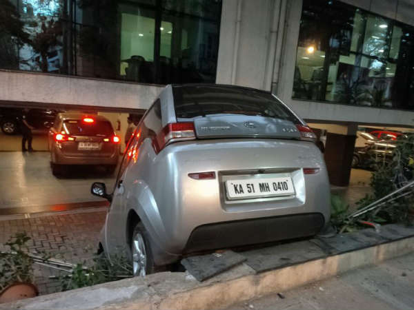 A car accident infront of Oneindia Office bengaluru A car accident infront of Oneindia Office bengaluru