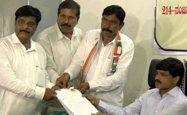 ಬೆಂಬಲಿಗರೊಡನೆ ಕಾಂಗ್ರೆಸ್ ಅಭ್ಯರ್ಥಿ