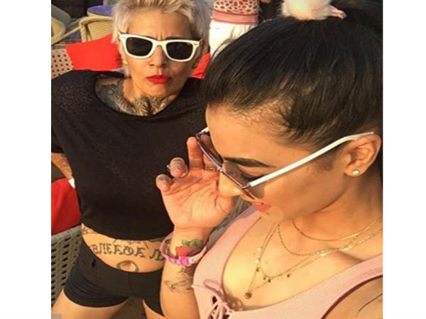 Bigg Boss contestants Bani J and Sapna Bhavnani kissing picture went viral Bigg Boss contestants Bani J and Sapna Bhavnani kissing picture went viral