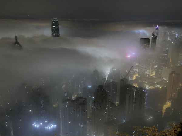 ಮಂಜು ತಬ್ಬಿದ ಕಟ್ಟಡ ಮಂಜು ತಬ್ಬಿದ ಕಟ್ಟಡ