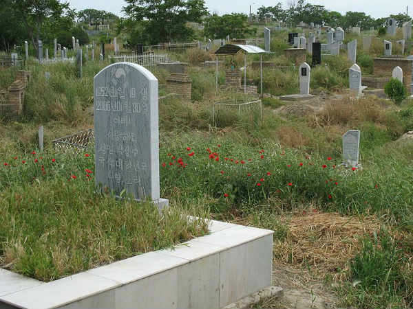 ಸ್ಮಶಾನದಲ್ಲೇ ಸನ್ಮಾನ