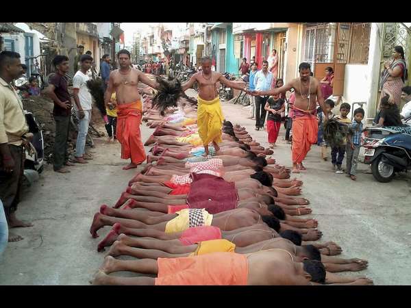 ಬೆನ್ನ ಮೇಲೆ ನಡಿಗೆ ಬೆನ್ನ ಮೇಲೆ ನಡಿಗೆ