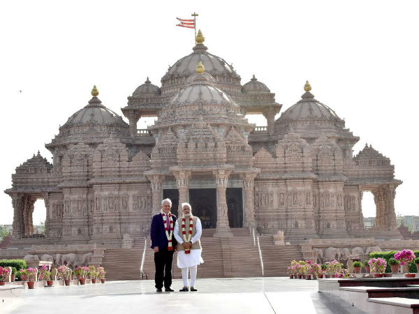  ಅಕ್ಷರಧಾಮ ಮೆಟ್ಟಿಲುಗಳ ಮೇಲೆ