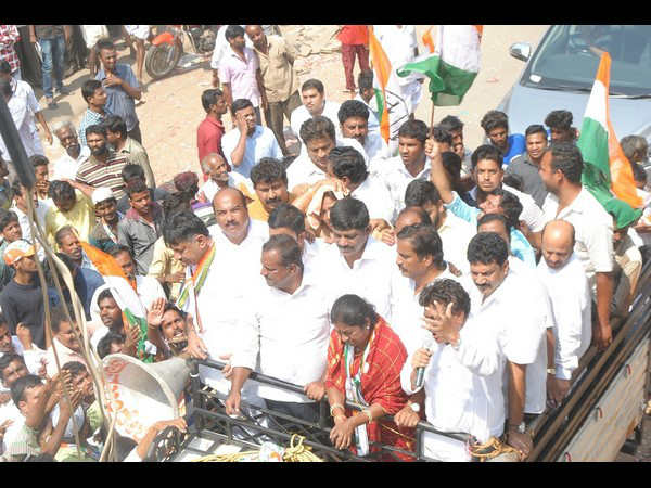ಪೋಲೀಸರ ನಡುವೆ ವಾಗ್ವಾದ ಪೋಲೀಸರ ನಡುವೆ ವಾಗ್ವಾದ