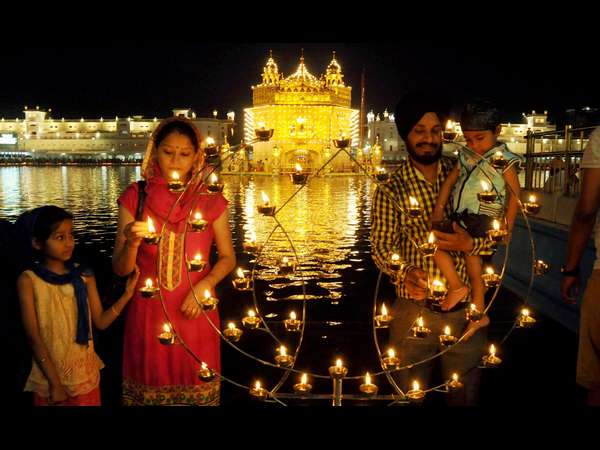 ಕಣ್ಮನ ತುಂಬಿದ ದೀಪಗಳ ಸಾಲು 