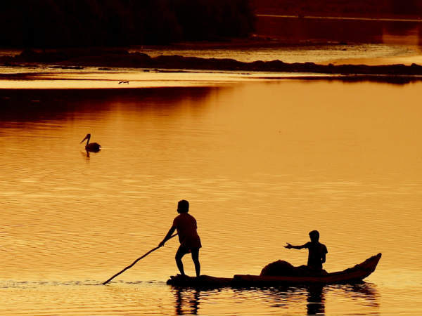 ಸೂರ್ಯಾಸ್ತದ ವೇಳೆ ಮೀನುಗಾರರು