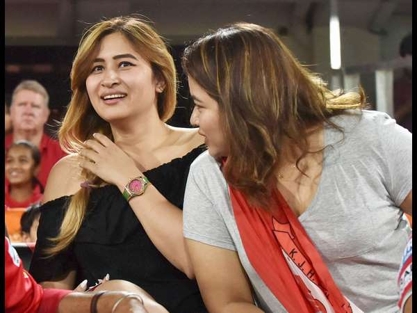 ಕ್ರಿಕೆಟ್ ನೋಡೋಕೆ ಬಂದ್ರು ಜ್ವಾಲಾಗುಟ್ಟಾ ಕ್ರಿಕೆಟ್ ನೋಡೋಕೆ ಬಂದ್ರು ಜ್ವಾಲಾಗುಟ್ಟಾ