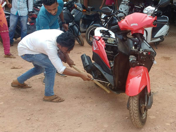 Poisonous snake found inside Deo scooty in Mangaluru Poisonous snake found inside Deo scooty in Mangaluru