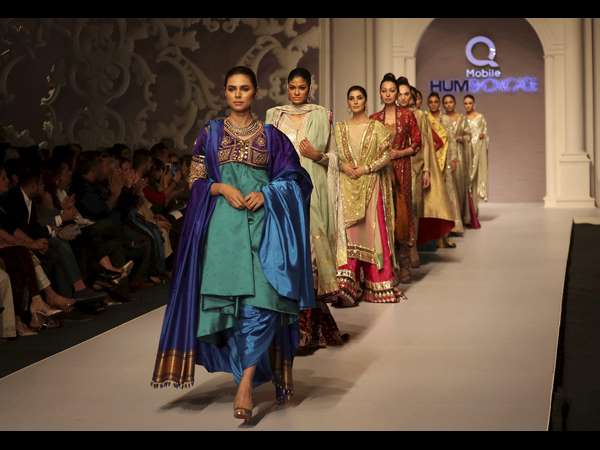 ಲಲನೆಯರ ಹೆಜ್ಜೆ 