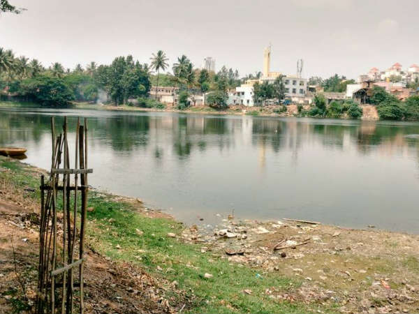 ಕೊಳಚೆ ನೀರು ಹರಿದುಬಂದು ಕೆರೆ ಸೇರುತ್ತಿದೆ