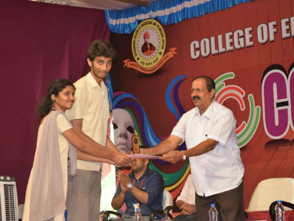 ಅಡಿಕೆ ಗೊನೆಯನ್ನು ಕತ್ತರಿಸಿ ಕೊಯ್ಲು