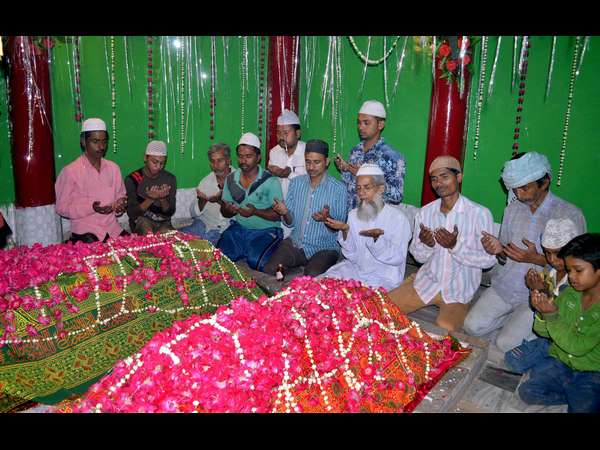 ಅಂತ್ಯಕ್ರಿಯೆಗೂ ಮುನ್ನ ಪ್ರಾರ್ಥನೆ