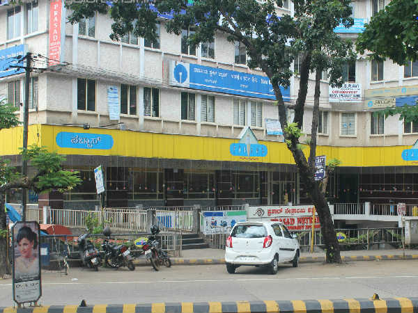 ಐಸ್ಕ್ರೀಮ್ ಸವಿಯುವ ಜನ ಐಸ್ಕ್ರೀಮ್ ಸವಿಯುವ ಜನ