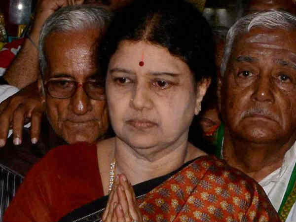 Visitors make a beeline for Sasikala in Bengaluru jail, prison rules flouted Visitors make a beeline for Sasikala in Bengaluru jail, prison rules flouted