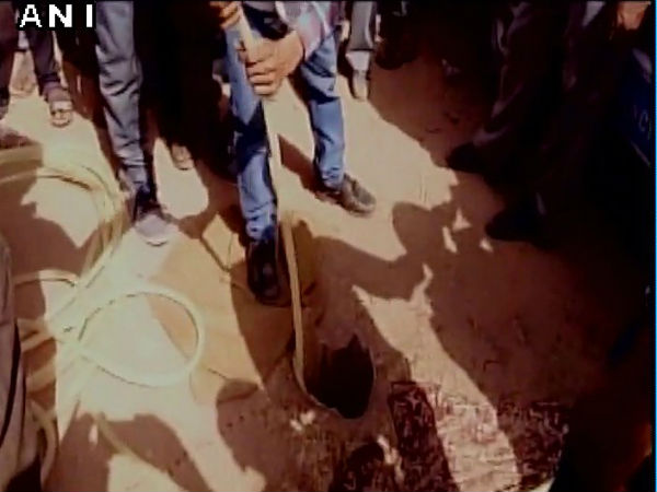 4 year old child fell into a 500 ft borewell in Gujarat. 