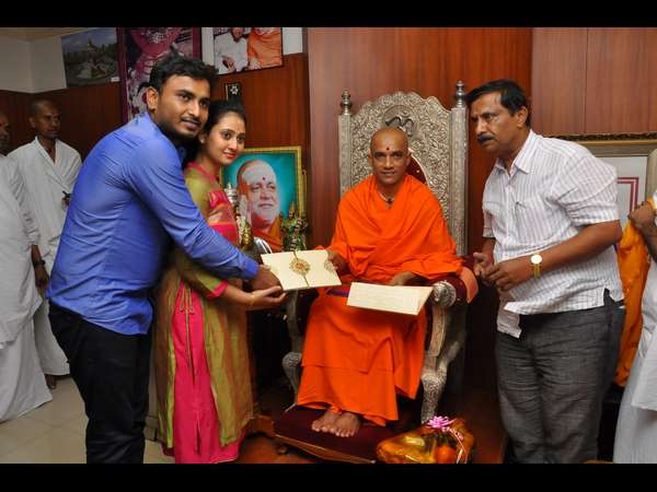 Kumaraswamy prays Kalabhairavwshwara in Mandya yesterday