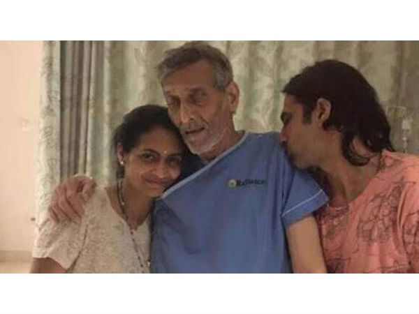 Vinod Khanna's photo from hospital sparks rumours of the actor suffering from cancer