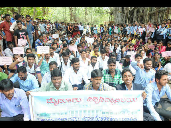 Fans celebrate minister H C Mahadevappa’s birthday in hospital mysuru 