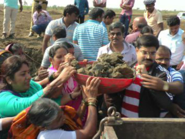 ಕೆರೆ ಹೂಳೆತ್ತುವ ಕೆಲಸದಲ್ಲಿ ಕೂಲಿಕಾರರೊಂದಿಗೆ