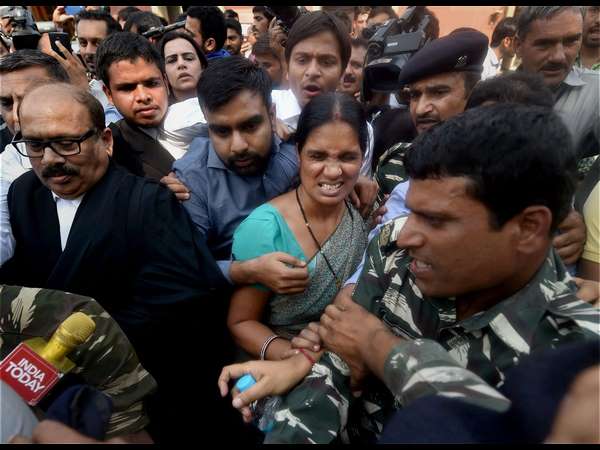 ಜನಸಾಗರದಲ್ಲಿ ನಿರ್ಭಯಾ ಪೋಷಕರು 