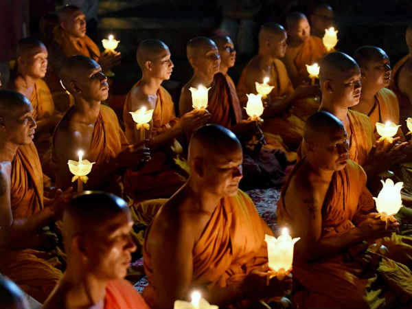 ಬುದ್ಧನಿಗೆ ಬೆಳಕಿನ ಅರ್ಪಣೆ