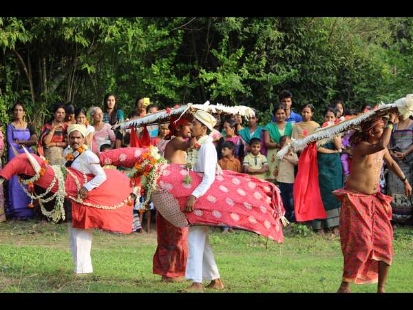 ಅಂಬಲಕ್ಕೆ ತೆರಳುವ ಭಕ್ತರು ಅಂಬಲಕ್ಕೆ ತೆರಳುವ ಭಕ್ತರು