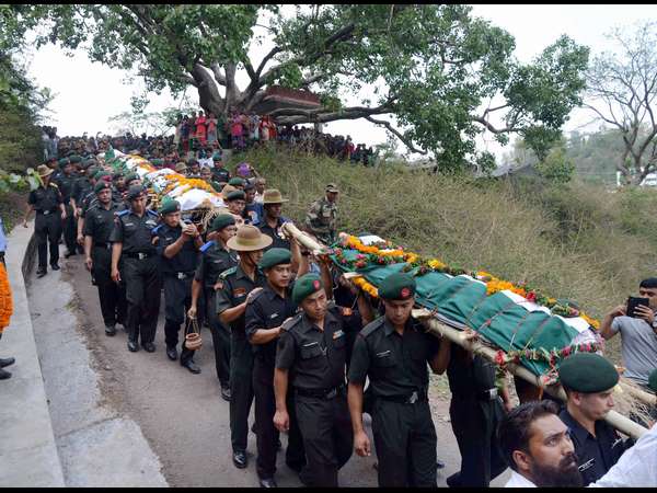 ಹುತಾತ್ಮ ಯೋಧರ ದೇಹ ಹೊತ್ತಿರುವ ಸೈನಿಕರು