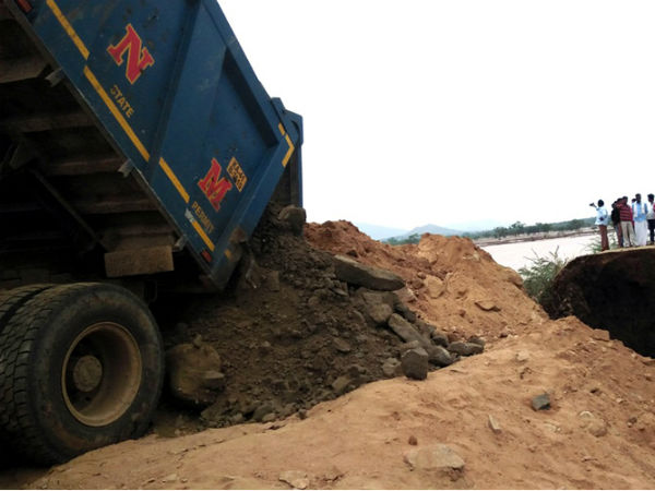 Gundupet: Vijayapur Doddakere wall broken for heavy rain, lakhs together loss 