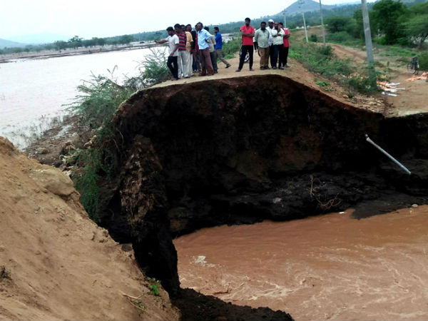 Gundupet: Vijayapur Doddakere wall broken for heavy rain, lakhs together loss 