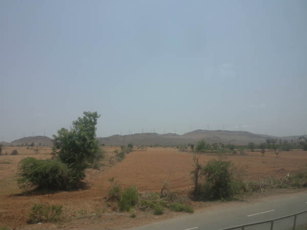 ಪದೇ ಪದೇ ಆಗಸದೆಡೆ ಮುಖ ಮಾಡುವ ರೈತರು 