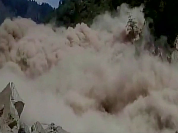 Uttarakhand: Landslide on Badrinath route, 15,000 tourists stranded