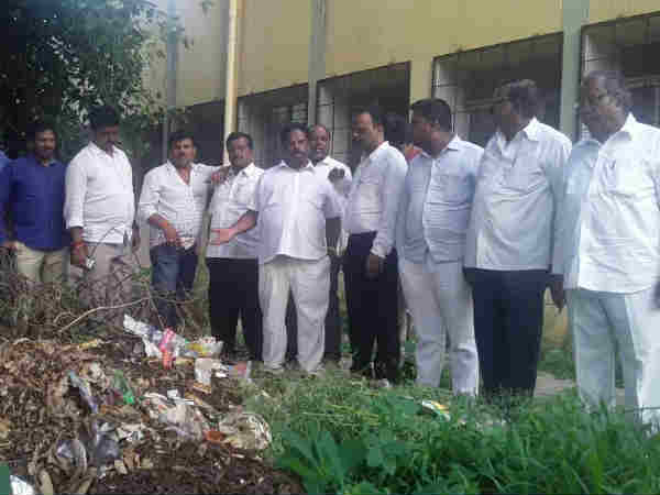 Mysore Mayor visits women’s hostel at Maharani College