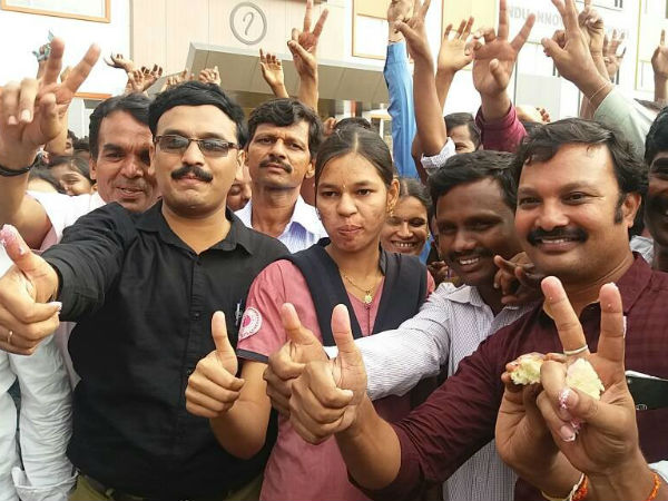 Karnataka 2nd PUC results: Farmer's daughter Chaitra's achivement 