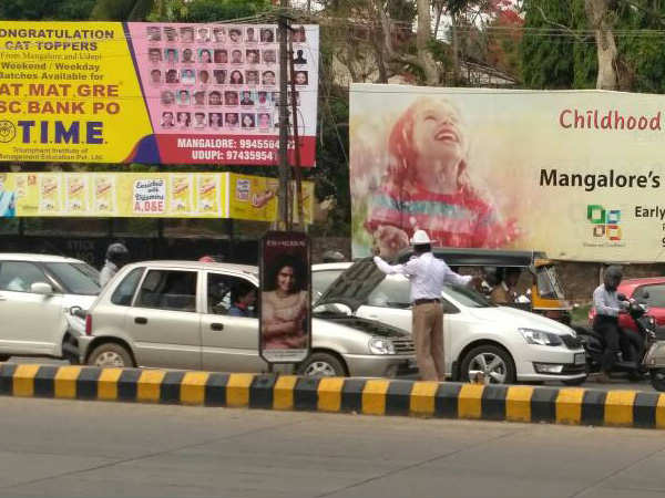 Traffic cop turns Good Samaritan to help distressed lady driver in Mangaluru 