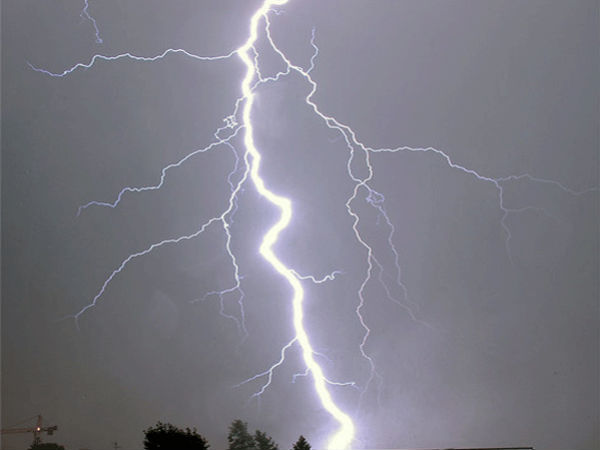 A 15 years boy in mangaluru dies after being hit by lightning