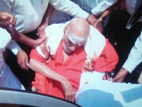 Siddaganga seer visits devotees at mutt