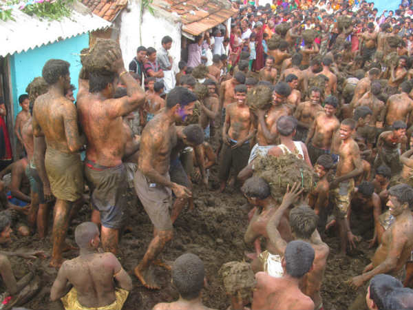 ಗೋಡೆಗೆ ಗೋವಿನ ಸೆಗಣಿಯನ್ನು ಮೆತ್ತಿದರೆ