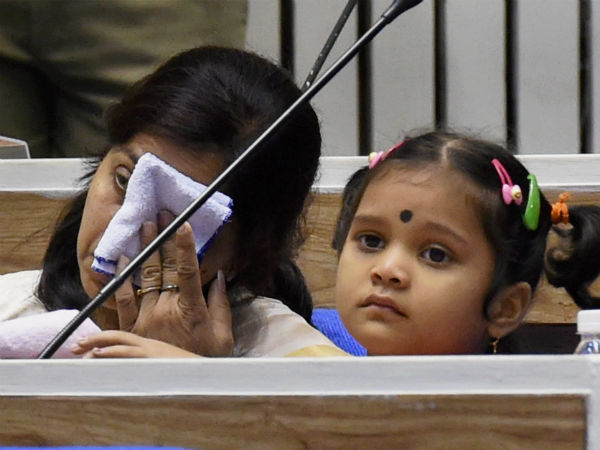 ಹುತಾತ್ಮನ ಪತ್ನಿಯ ಕಣ್ಣೀರು, ಅಮಾಯಕ ಮಗು