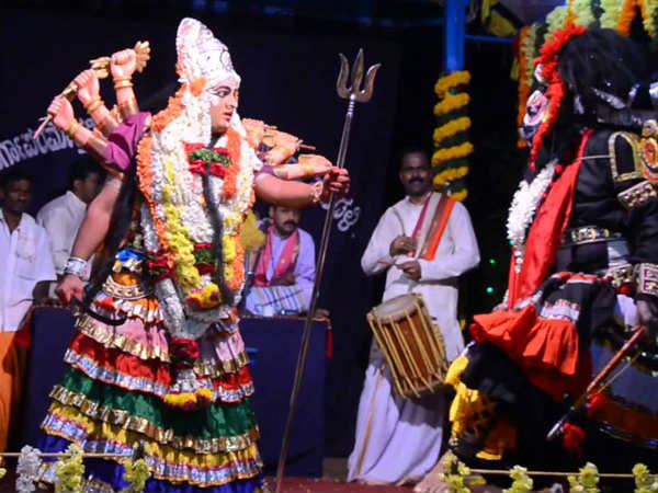  6 ಮೇಳೆ, 300 ಕಲಾವಿದರು