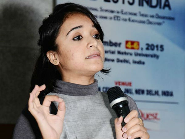 ಮನೆಯಿದ ಹೊರಬಂದ ಉಮ್ಮುಳ್