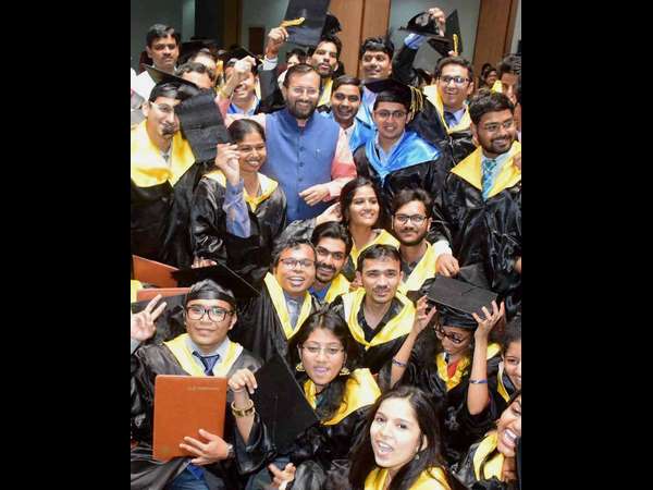 ಪದವಿ ಪ್ರದಾನದ ವೇಳೆ ಸಚಿವರ ಫೋಟೋ ಪೋಸ್