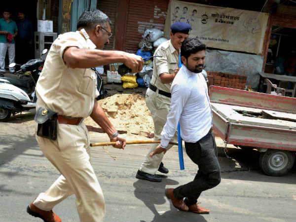 ವಾಹನಗಳಿಗೆ ಬೆಂಕೆ ಹಚ್ಚಿದರು, ಕಲ್ಲೆಸೆದರು